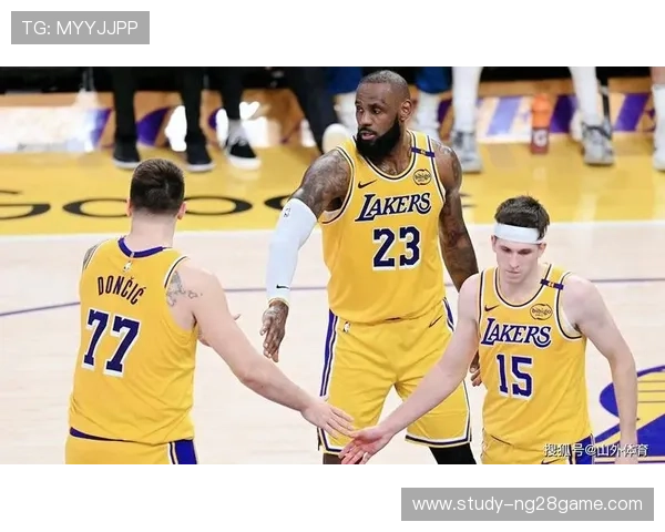 NBA最新动态：湖人队迎来强力补强 詹姆斯带领球队冲击总冠军