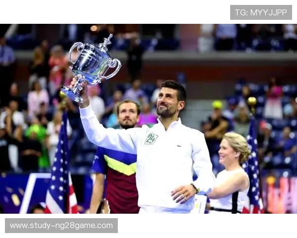 德约科维奇再创历史纪录 网坛传奇之路持续闪耀光芒 德约科维奇再创历史纪录 网坛传奇之路持续闪耀光芒