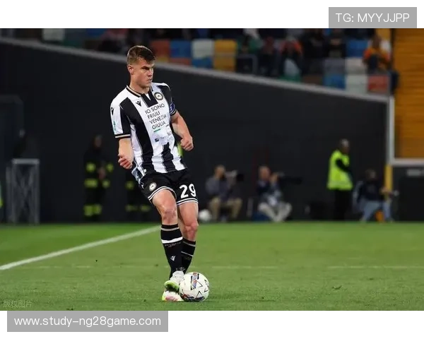 利兹联俱乐部宣布新赛季阵容调整并签下三名新援加强实力